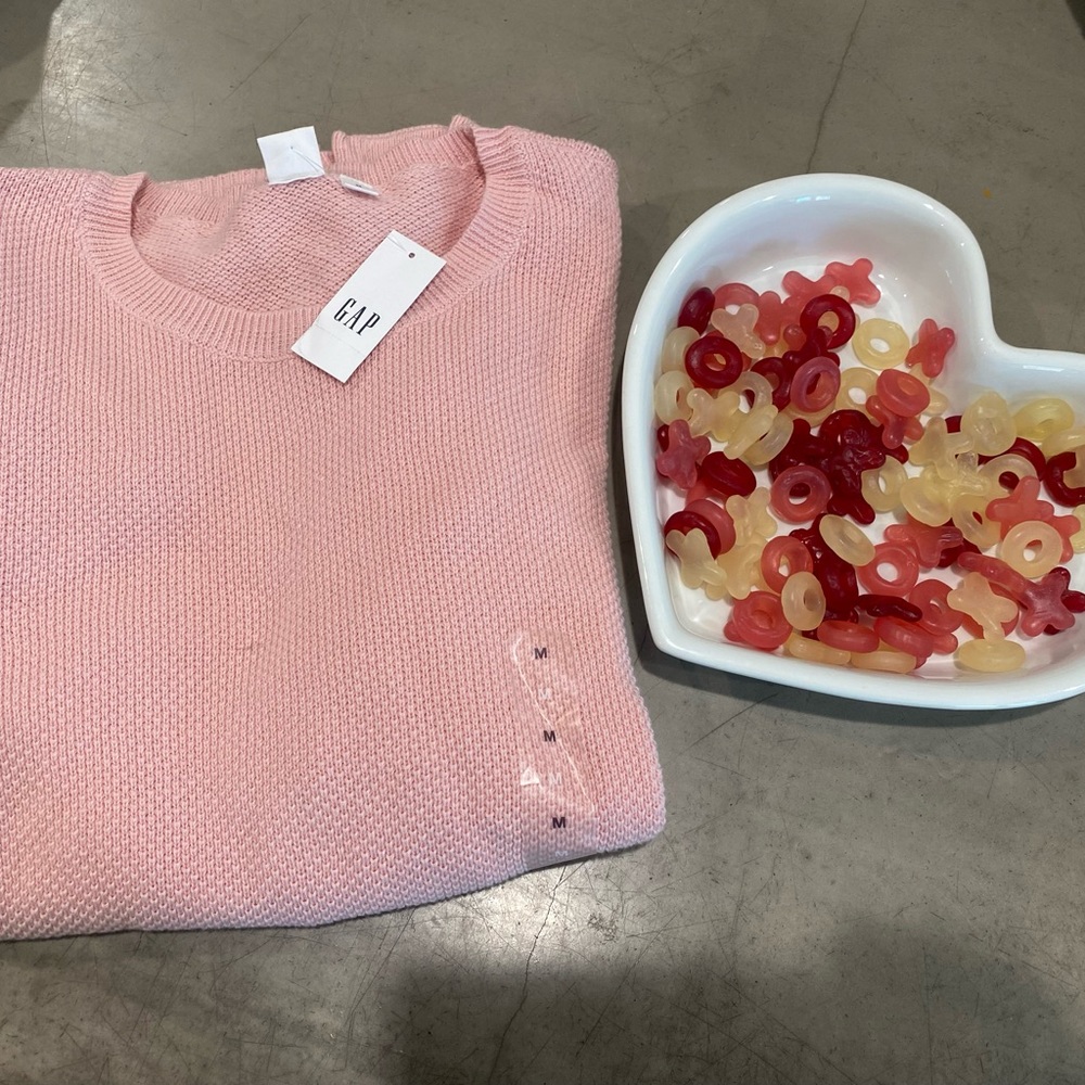 NWT curved hem crew from GAP in minimal pink💕not too thick not too thin!
